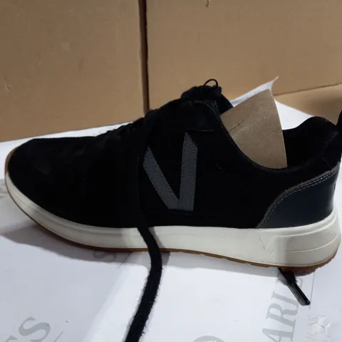 VIONIC ROCHELLE TRAINERs in black size 4 