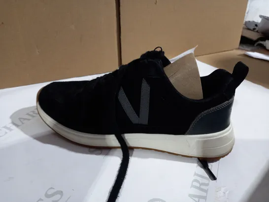 VIONIC ROCHELLE TRAINERs in black size 4 