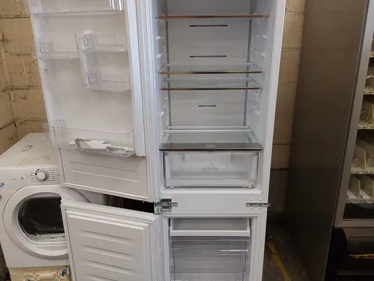 HOTPOINT FREESTANDING FRIDGE FREEZER - WHITE 