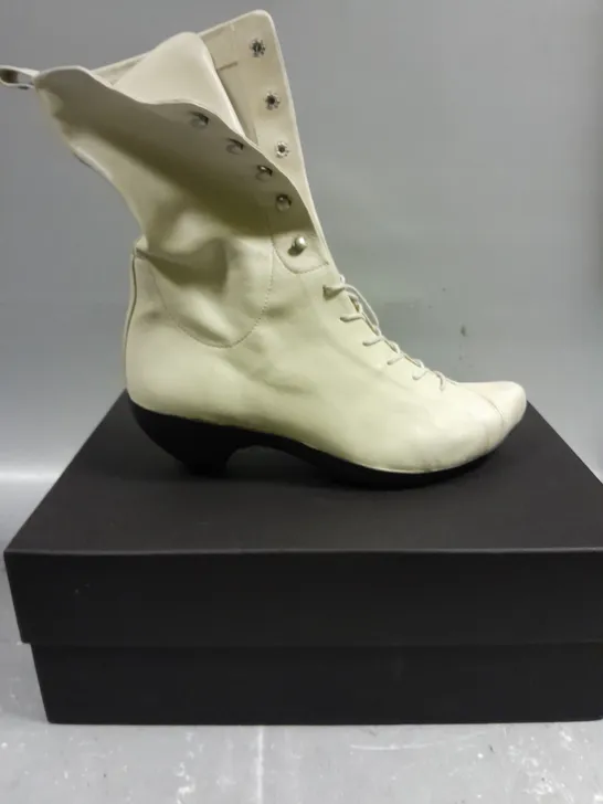 BOXED PAIR OF TRACEY NEULS TANYA BOOTS IN OFF WHITE - 6