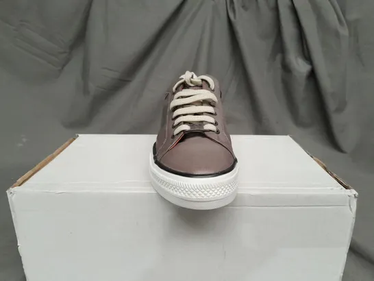 BOXED PAIR OF MODA IN PELLE ASTRIPE GREY LEATHER TRAINERS - SIZE 7