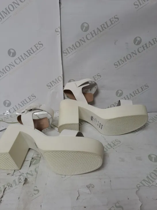 APPROXIMATELY 15 PAIRS OF BAGGED BLOCK HEEL OPEN TOE WHITE HEELS IN VARIOUS SIZES 