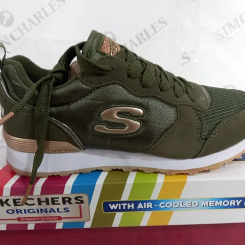 BOXED PAIR OF SKETCHERS ORIGINALS LACE UP TRAINERS IN OLIVE/GOLD - UK 4