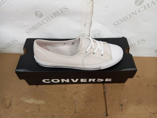 BOXED PAIR OF CONVERSE BEIGE SHOES SIZE 5