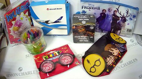 ASSORTED CHILDRENS TOYS AND GAMES TO INCLUDE; HARRY POTTER PENCIL CASE, AIRCRAFT MODEL, PRANKSTERS GLASSES, FIVE NIGHTS AT FREDDY'S VINYL FIGURE AND CRAYOLA CRAYONS