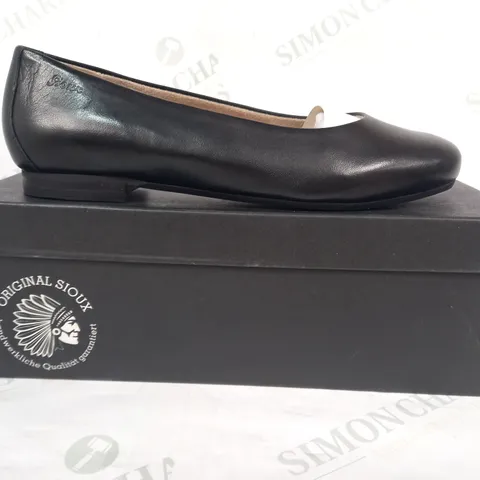 BOXED PAIR OF SIOUX HERMINA CLOSED TOE BALLET FLATS IN BLCK UK SIZE 6