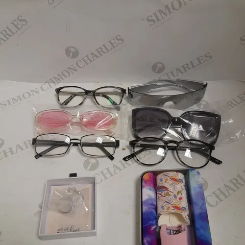 BOX OF APPROXIMATELY 20 ASSORTED JEWELLERY ITEMS & GLASSES TO INCLUDE RINGS, INHALER COVER, SUNGLASSES ETC  