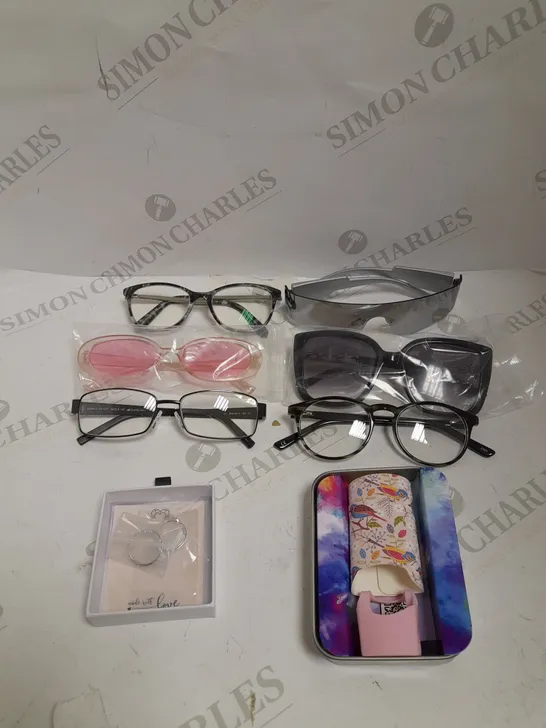 BOX OF APPROXIMATELY 20 ASSORTED JEWELLERY ITEMS & GLASSES TO INCLUDE RINGS, INHALER COVER, SUNGLASSES ETC  