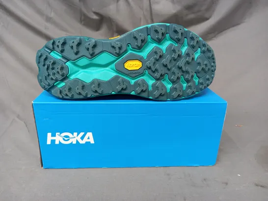 BOXED PAIR OF HOKA SPEEDGOAT 5 SHOES IN GREEN/GOLD UK SIZE 7.5