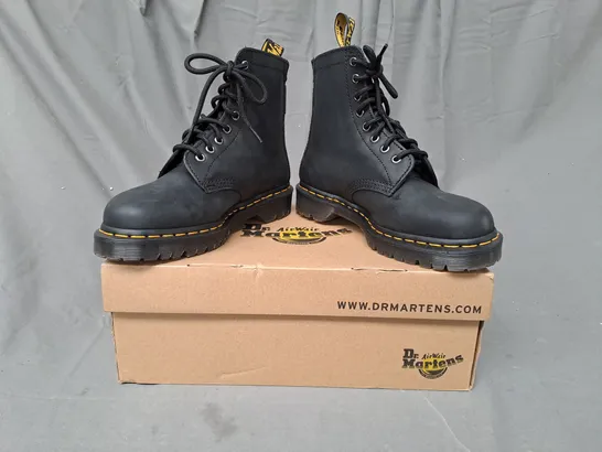 BOXED PAIR OF DR MARTENS 1460 ALT ZIP BOOTS IN BLACK UK SIZE 6