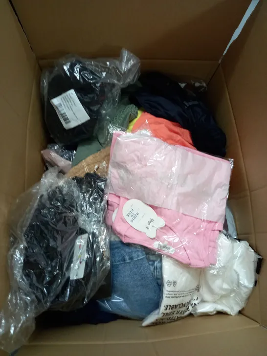 LARGE QUANTITY OF CLOTHING ITEMS TO INCLUDE DRESSES, SWEATERS, JEANS, T-SHIRTS, ETC