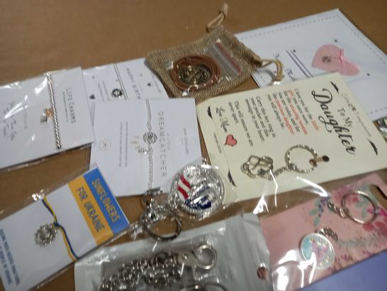 LOT OF ASSORTED JEWELLERY ITEMS 