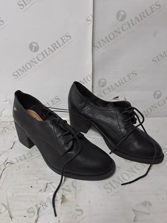 APPROXIMATELY 10 PAIRS OF GEORGE FABULOUS FOOTWEAR BLOCK HEEL SUIT SHOE IN BLACK AND BOXED W.S TRAINERS 