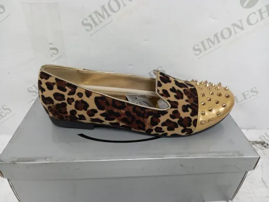 FLAT HEELED SPIKEY TOE LEOPARD PRINT SIZE 5