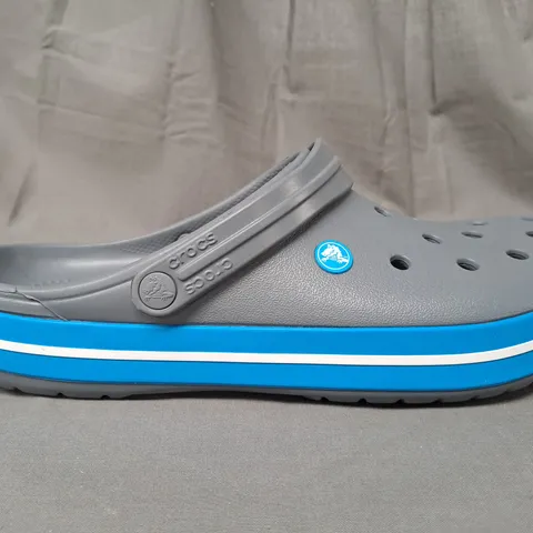 PAIR OF CROCS CROCBAND CLOGS IN GREY/BLUE/WHITE UK SIZE M11/W12