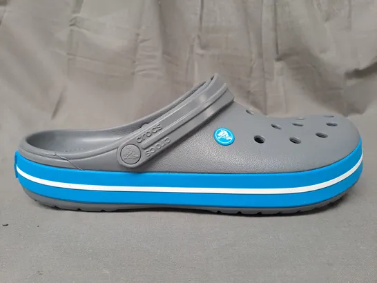 PAIR OF CROCS CROCBAND CLOGS IN GREY/BLUE/WHITE UK SIZE M11/W12