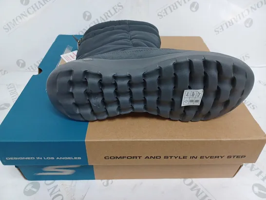 BOXED PAIR OF SKECHERS ON THE GO JOY PUFFER UPPER MID HEIGHT BOOT CHARCOAL SIZE 6.5