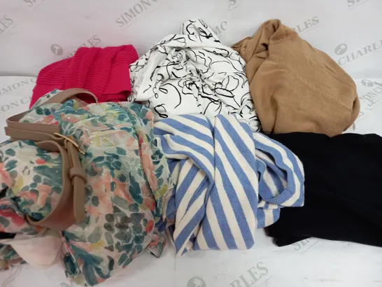 BOX OF APPROXIMATELY 20 ASSORTED CLOTHING ITEMS TO INCLUDE DRESSES, JUMPERS, T-SHIRTS ETC