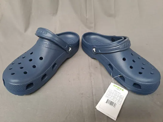 PAIR OF CROCS CLASSICS IN NAVY UK SIZE M9/W10