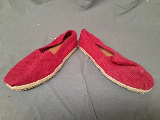 BOX OF APPROXIMATELY 10 PAIRS OF DESIGNER FLAT SLIP-ON SHOES IN RED - VARIOUS SIZES