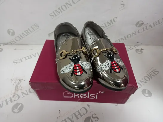 APPROXIMATELY 14 BOXED PAIR OF KELSI KIDS BUTTERFLY EMBROIDERED LOAFERS IN GUN TO INCLUDE SIZES 1, 8, 9, 10, 11, 12, 13