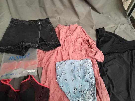 BOX OF APPROXIMATELY 25 ASSORTED CLOTHING ITEMS TO INCLUDE - DRESSES - TOPS - NIGHTWEAR - ETC