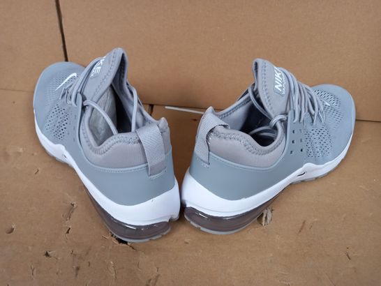 BOXED PAIR OF DESIGNER TRAINERS IN THE STYLE OF NIKE IN GREY EU SIZE 40