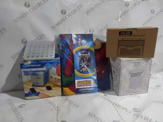 BOX OF APPROXIMATELY 15 ASSORTED ITEMS TO INCLUDE - CAMPINGAZ EURO TRANSFORMER - SONIC THE HEDGE HOG SINGLE DUVET - SOLAR MOTION SENSOR LIGHT ECT