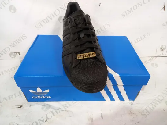 BOXED PAIR OF ADIDAS SUPERSTAR SHOES IN BLACK UK SIZE 7.5