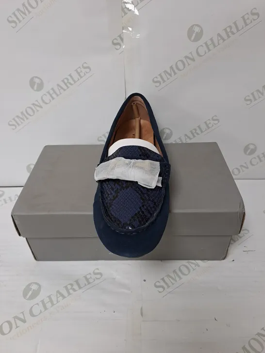 BOXED PAIR OF VIONIC WOMEN'S HONOR DAYNA SHOES - NAVY // SIZE: 7 UK