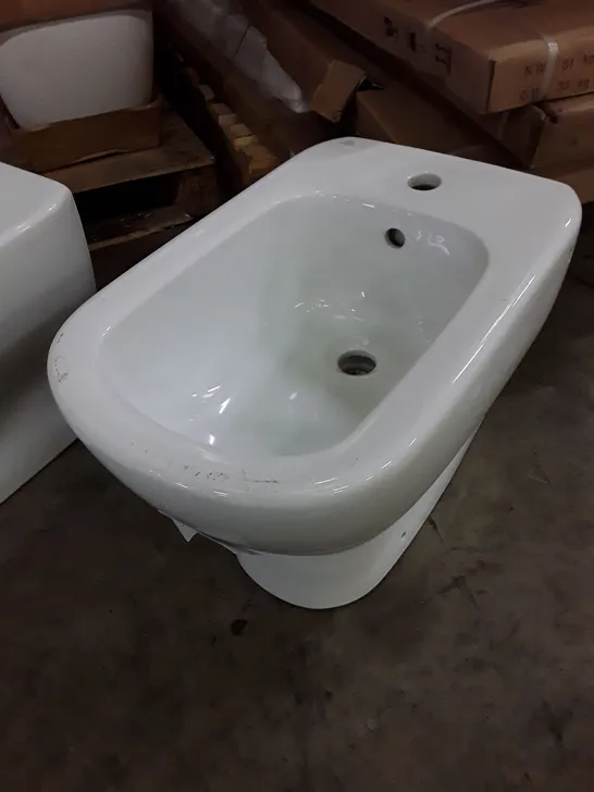 CLOSE COUPLED TOILET PAN