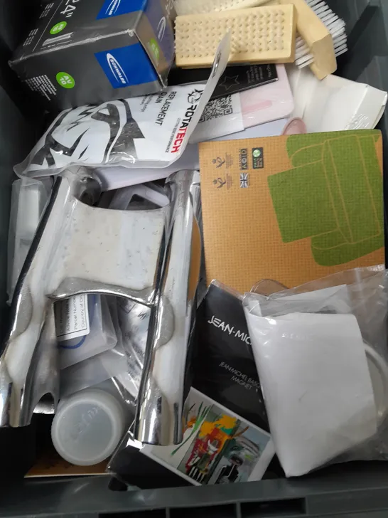 BOX OF APPROXIMATELY 20 ASSORTED ITEMS TO INCLUDE - REPLACEMENT CHAIN, JOURNAL BOOK, TAGS ETC