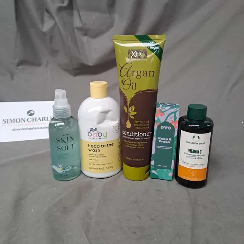 APPROXIMATELY 20 ASSORTED COSMETIC PRODUCTS TO INCLUDE BABY HEAD TO TOE WASH, SKIN SO SOFT SPRAY OIL, ARGAN OIL CONDITIONER ETC. 