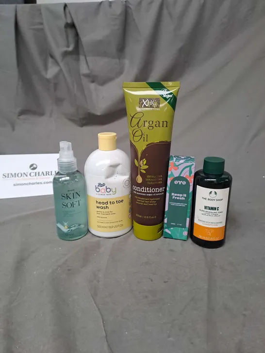 APPROXIMATELY 20 ASSORTED COSMETIC PRODUCTS TO INCLUDE BABY HEAD TO TOE WASH, SKIN SO SOFT SPRAY OIL, ARGAN OIL CONDITIONER ETC. 