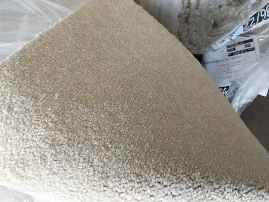 ROLL OF QUALITY STRATHMORE PLATINUM MULLION CARPET 5M × 3,55M APPROXIMATELY 