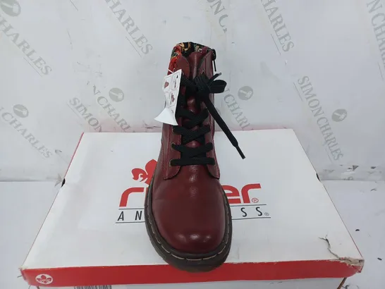 BOXED PAIR OF RIEKER RED INTEREST COLOUR BOOT - SIZE 39