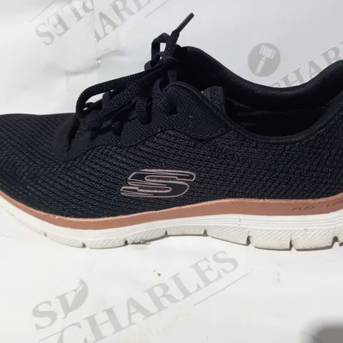 BOXED PAIR OF SKECHERS FLEX APPEAL 4.0 TRAINERS IN BLACK/ROSE GOLD UK SIZE 5