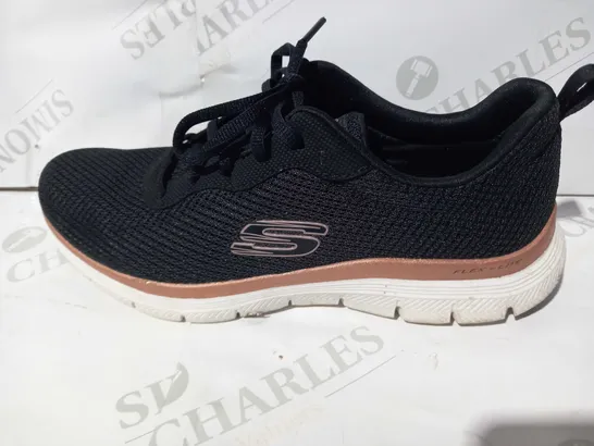 BOXED PAIR OF SKECHERS FLEX APPEAL 4.0 TRAINERS IN BLACK/ROSE GOLD UK SIZE 5