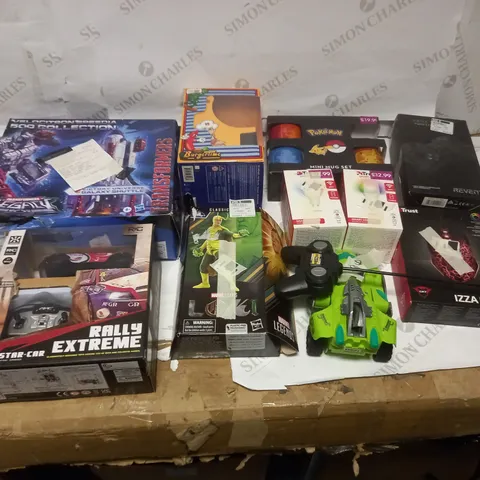 LOT OF APPROX 10 ASSORTED ITEMS TO INCLUDE RC CARS, BULBS, ACTION FIGURES ETC