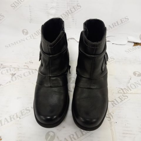 EARTH ORIGINS PHOENIX BOOT WITH BUCKLE SIZE 6