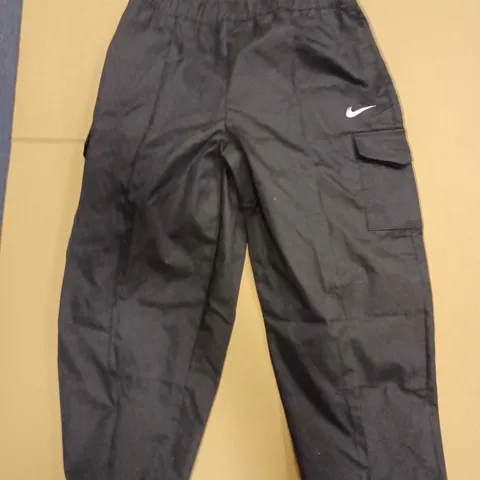 NIKE ESSENTIAL LOOSE FIT HIGH RISE PRINT CARGO PANTS - BLACK // SIZE: UK 16 OR XL 