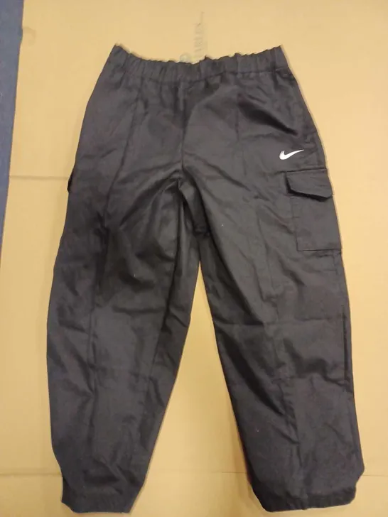 NIKE ESSENTIAL LOOSE FIT HIGH RISE PRINT CARGO PANTS - BLACK // SIZE: UK 16 OR XL 