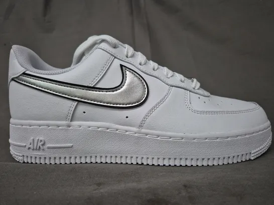 BOXED PAIR OF NIKE WOMEN'S AIR FORCE 1 '07 ESS SHOES IN WHITE/METALLIC SILVER UK SIZE 6