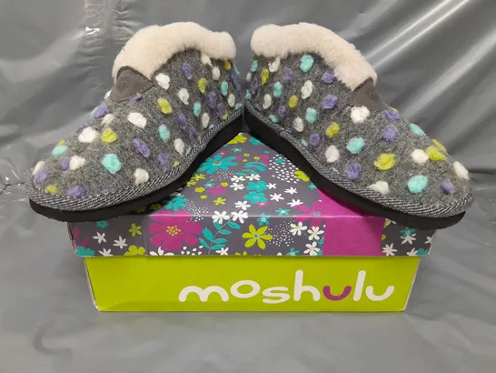 BOXED PAIR OF MOSHULU SLIPPERS IN MUTICOLOUR SIZE 7