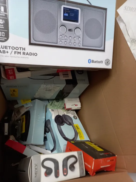 BOX OF APPROXIMETLY 20 ITEMS TO INCLUDE RADIOS, MOUSE, EARPHONES ETC 