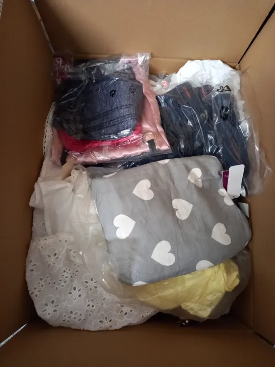 LARGE QUANTITY OF CLOTHING ITEMS TO INCLUDE DRESSES, SWEATERS, JEANS, T-SHIRTS, ETC