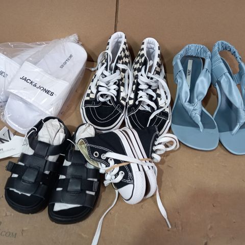 BOX OF APPROXIMATELY 20 ASSORTED FOOTWEAR ITEMS TO INCLUDE VANS BLACK/WHITE SHOES UK SIZE 5, BLEE HEELS EU SIZE 39, WHITE SLIDERS EU SIZE 40, ETC