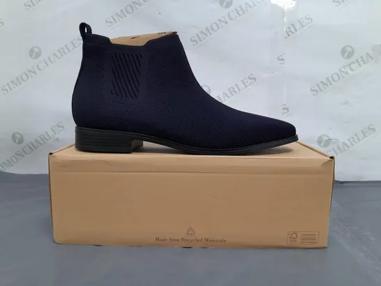 BOXED PAIR OF VIVAIA SHOES IN NAVY EU SIZE 40