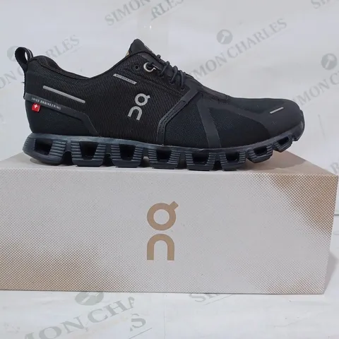 BOXED PAIR OF ON CLOUD 5 WATERPROOF SHOES IN BLACK UK SIZE 7