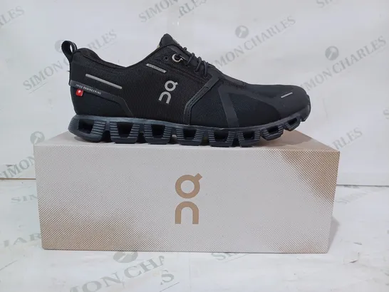 BOXED PAIR OF ON CLOUD 5 WATERPROOF SHOES IN BLACK UK SIZE 7